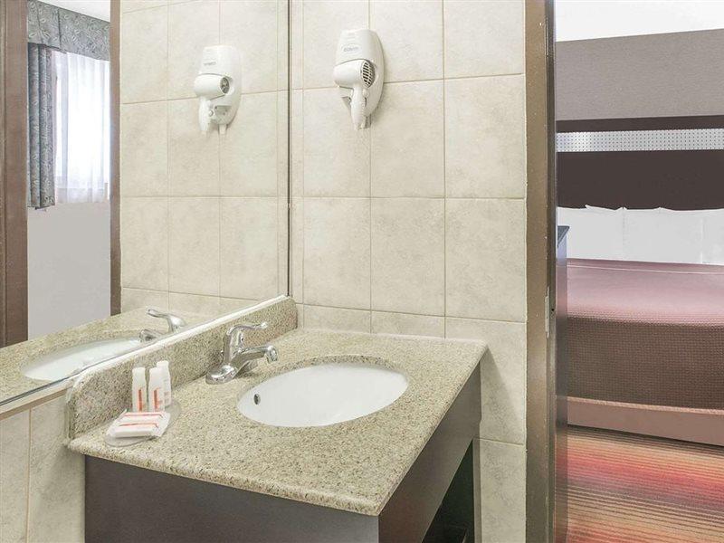 Howard Johnson By Wyndham North Bergen Exterior foto